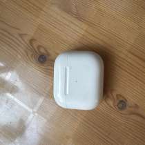 Продаю AirPods два с чехлом, в Москве