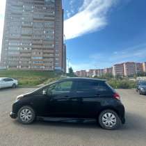 Продам автомобиль Toyota Vitz, 2013 год, в Красноярске