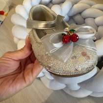 Продам новенькие туфельки для девочек 28 размер (17см), в Красноярске