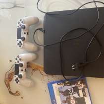 Продам PS4 с двумя джойстиками и UFC4, в Москве