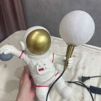 Светильник космонавт, в Владивостоке
