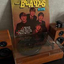 Виниловый проигрыватель ретро с пластинкой BEATLES, в Владивостоке