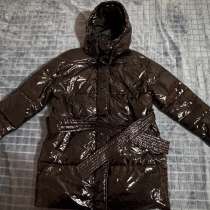 Продам лакированный пуховик, в Уссурийске
