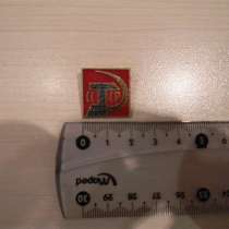 Значок. СССР подъемный кран), желт. легк. мет, в г.Ереван