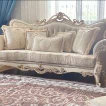 Диван и журнальный столик, в г.Лондон