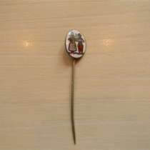 Значок. США. мужчина и женщина в национальной одежде,тяж.мет, в г.Ереван