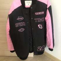 Бомбер, в Москве