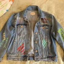 Куртка джинсовая женская Stradivarius с ручной росписью, в Москве