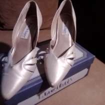 Женские туфли перламутрового цвета, в г.Енакиево