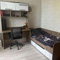 Набор кровать 1,5 спальная и стол с верхними шкафами, в Кирове