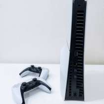 PlayStation 5 slim с дисководом + два джойстика+ игры, в Москве