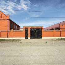У кого есть три жены самый раз )), в Гудермесе